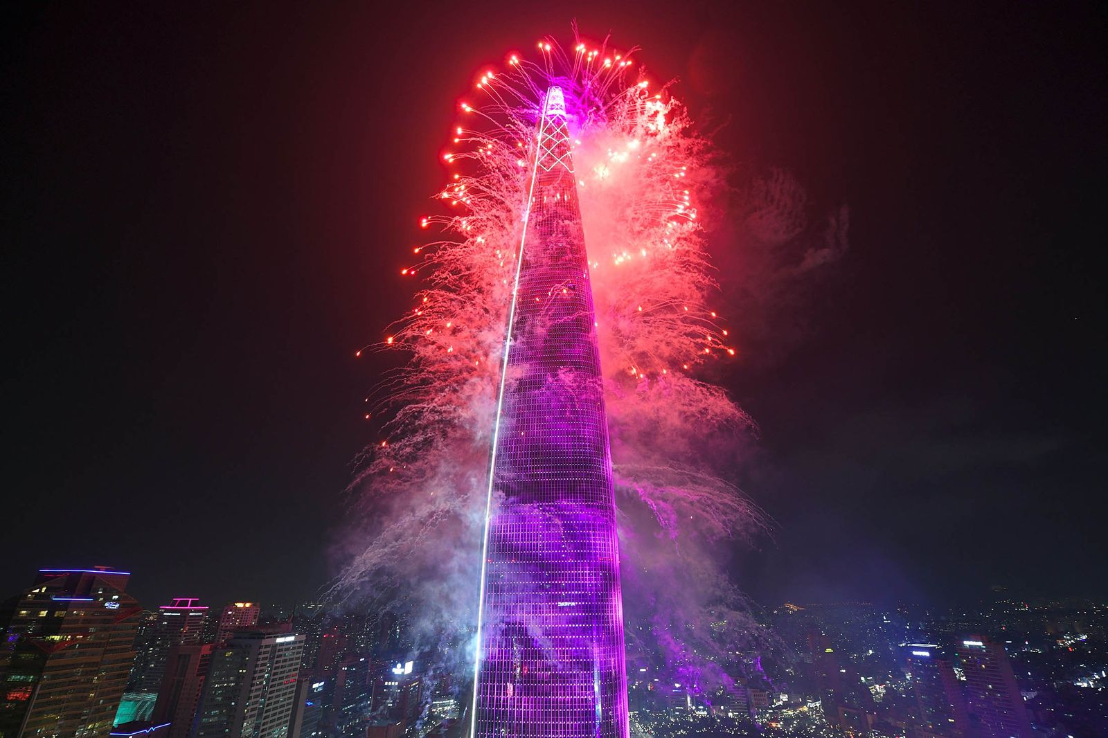 Lotte Tower bắn pháo hoa mừng khai trương
