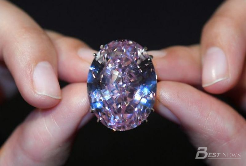 PROD-FILE-PHOTO-A-model-poses-with-a-5960-carat-mixed-cut-diamond-known-as-The-Pink-Star-with-a-sale(1)