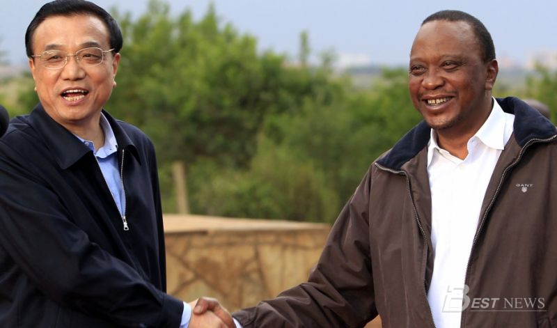 ©Reuters Хятадын ерөнхий сайд Ли Кецян Кенийн ерөнхийлөгч Ухуру Кеняттагийн хамт. Хоёр улсын харилцаа сүүлийн хоёр жил эрчимтэй байна.