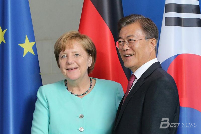 ©Web.de, Өмнөд Солонгосын ерөнхийлөгч Мүүн Жей-ин Ангела Меркелийн хамт